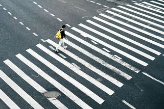 Proč někteří chodci děkují řidičům a jiní ne? Podle psychologů to souvisí s rysy osobnosti - Médium.cz